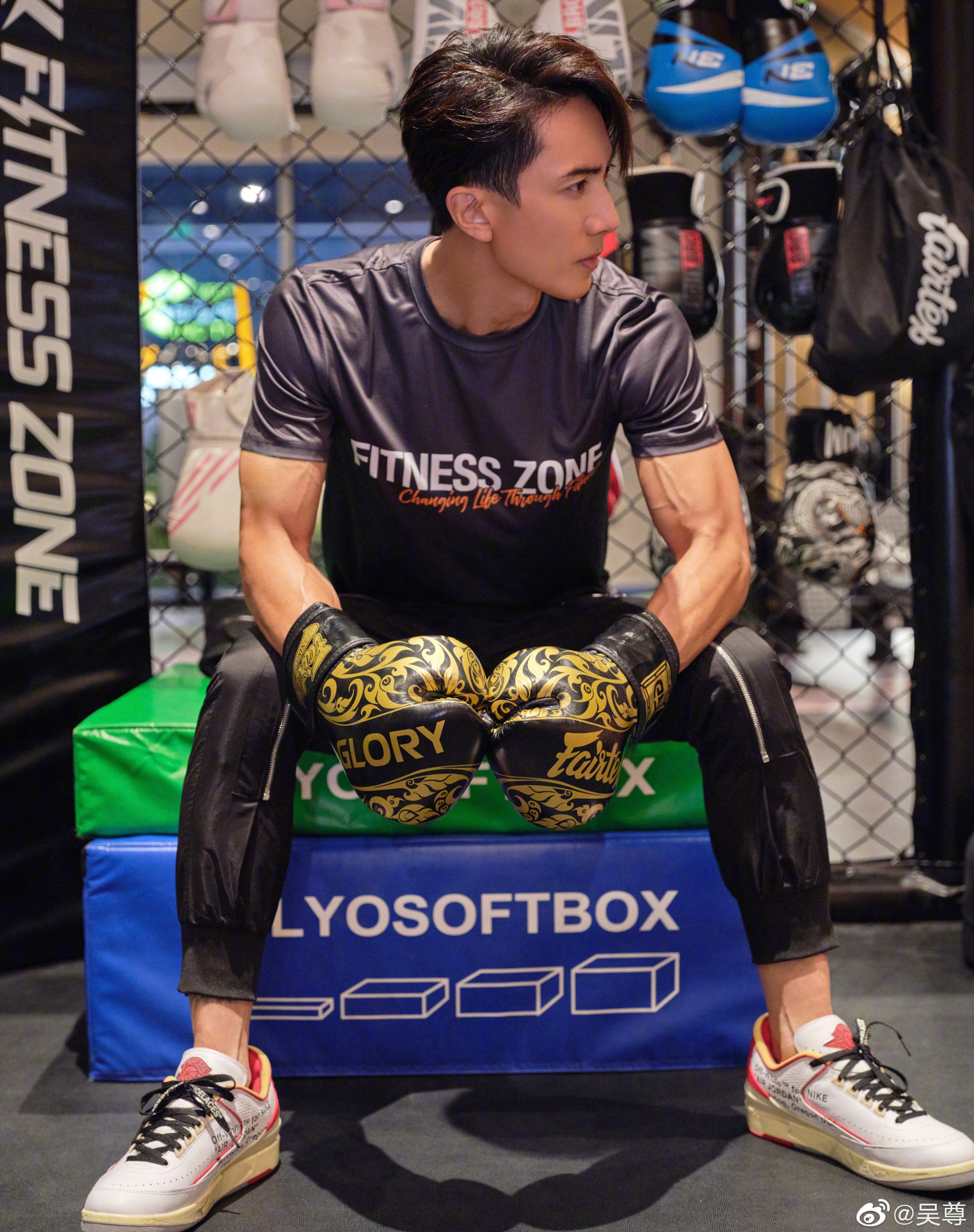 Tổng tài đời đầu 47 tuổi vẫn như trai tráng, tạ 100kg chỉ dùng 1 tay nâng