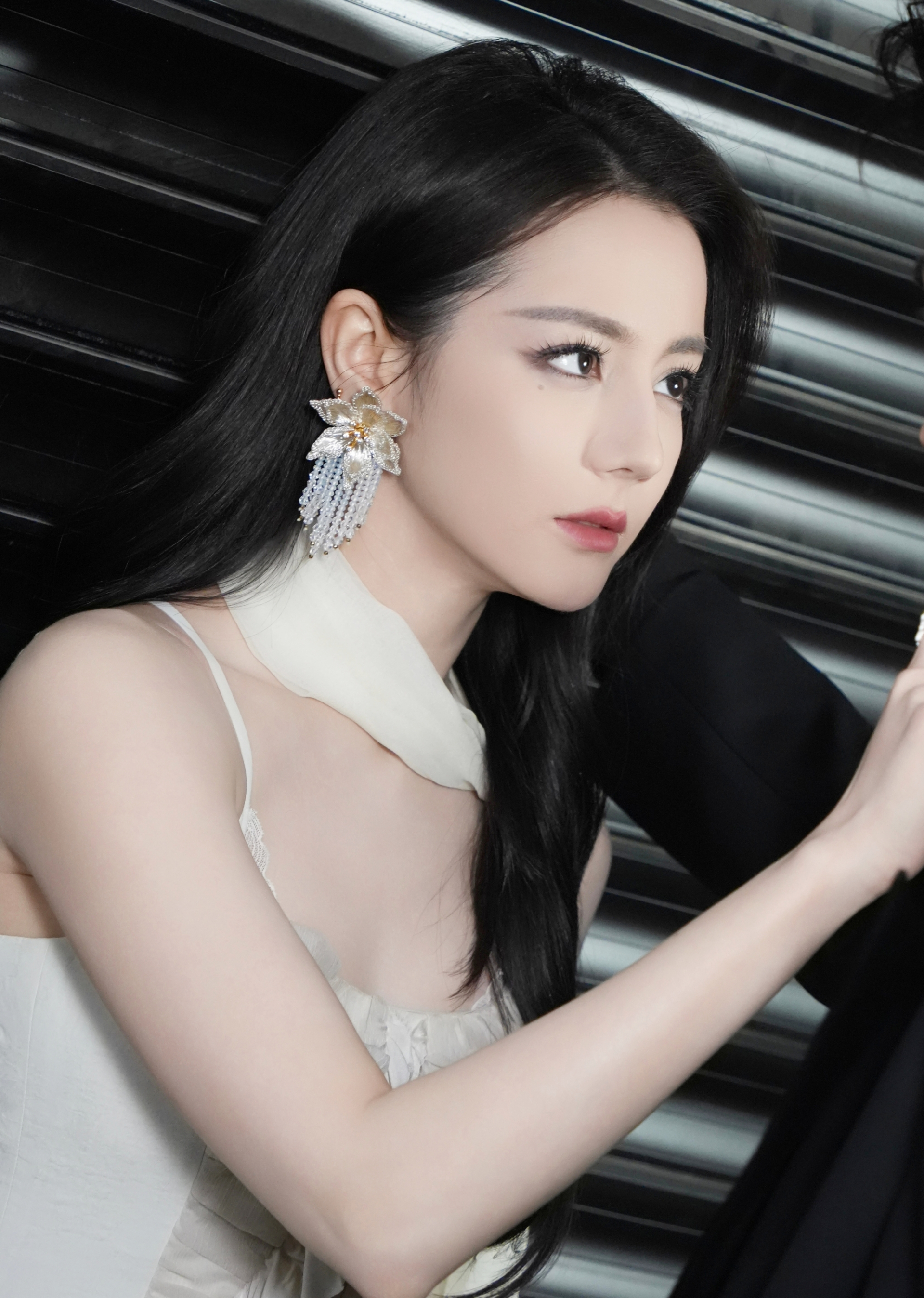 Không ai khổ hơn Địch Lệ Nhiệt Ba vì cô vướng tin hẹn hò nhưng không có một bức ảnh nào chứng minh