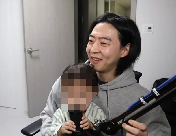 Park Yoo Hwan hạnh phúc bên con gái đầu lòng. Bé tên là Leah và chào đời vào ngày 3/3/2024. Ảnh: IGNV