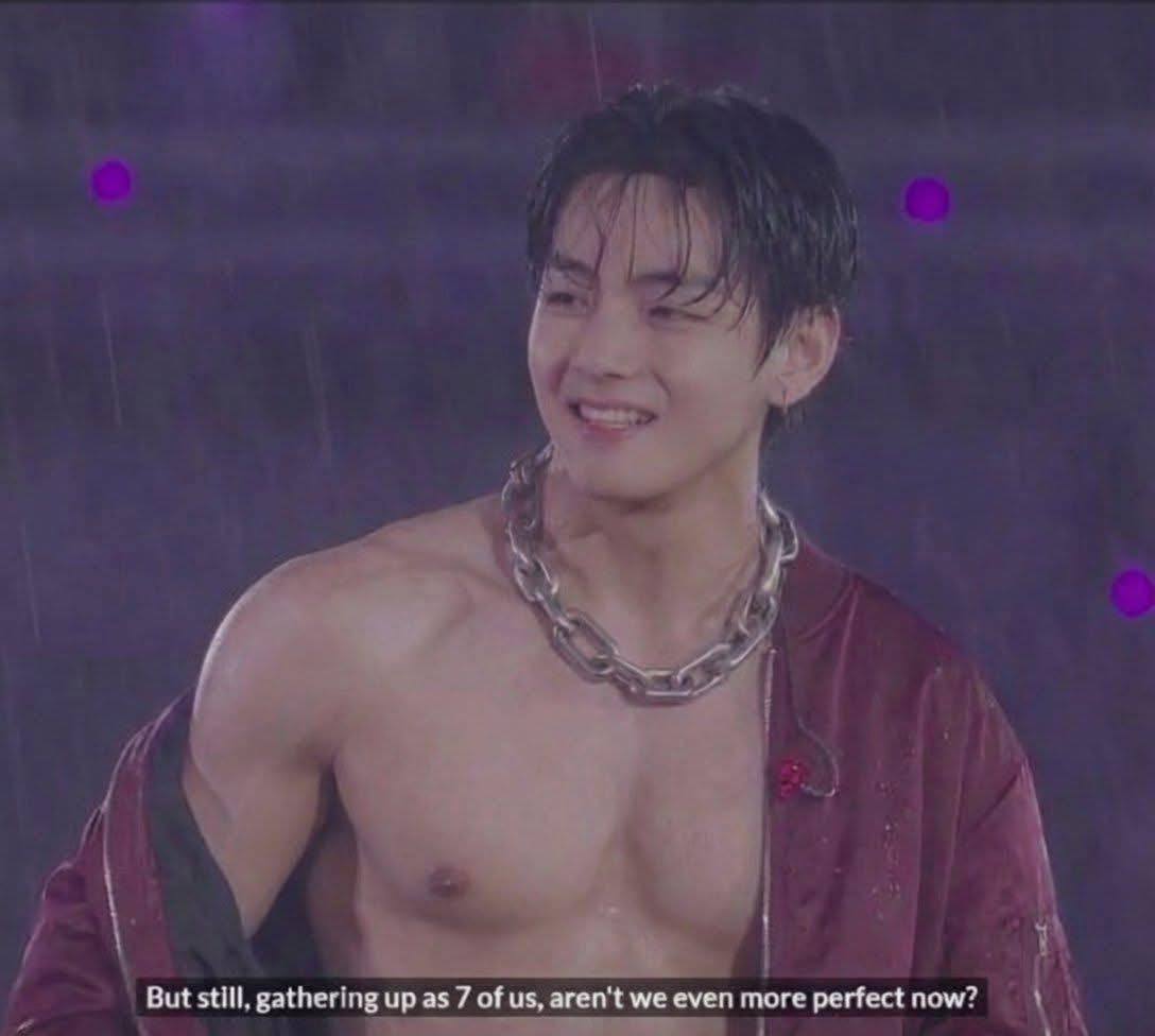 V khoe vóc dáng săn chắc dưới cơn mưa nặng hạt (Ảnh:X)