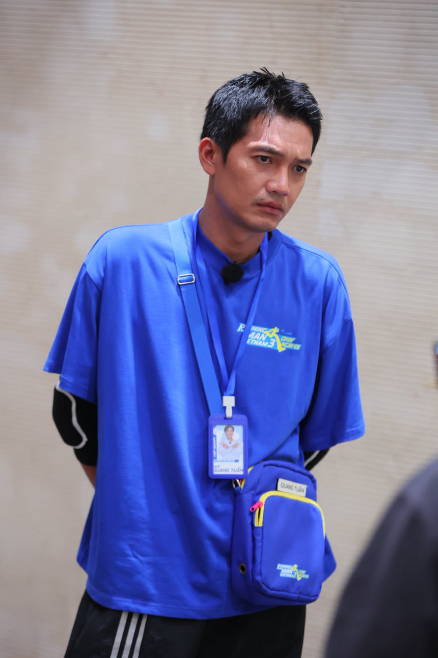 Sự đối lập hoàn toàn giữa vẻ mặt lạnh lùngtrên màn ảnh rộng và sự lầy lội ngoài đời thực khiến công chúng vô cùng thích thú khi theo dõi Quang Tuấn (Ảnh:FBNV)