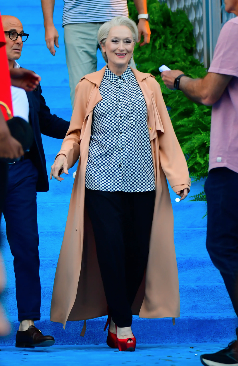 Không chỉ trong trailer mà team qua đường còn bắt gặp một vài outfit khó hiểu khác của Miranda Priestly trên set quay của phim. Ảnh: Instagram.