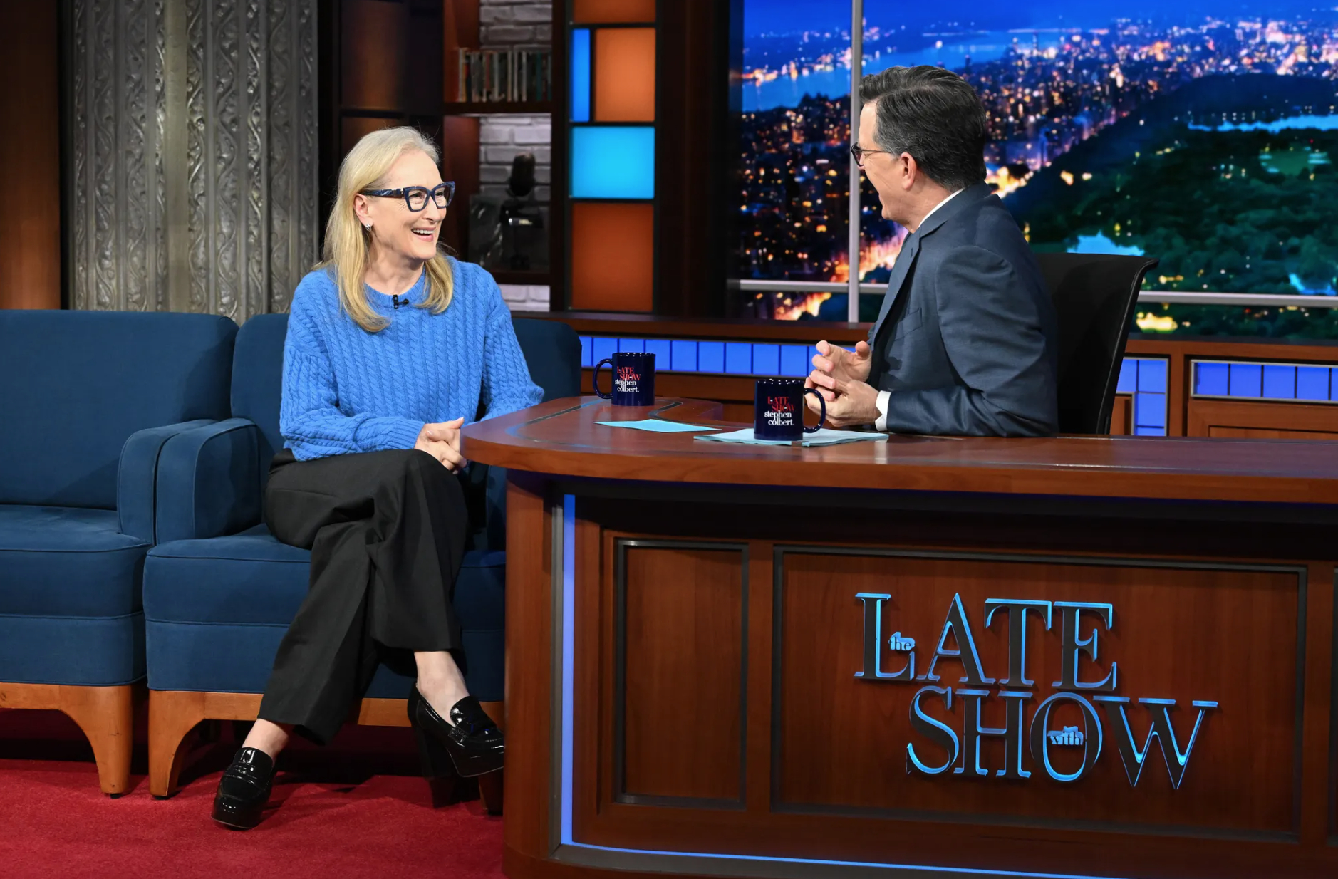 Viral moment duy nhất cho đến nay lại chính là khi Meryl Streep mặc chiếc áo sweater màu xanh cerulean huyền thoại có trong phần đầu của phim. Ảnh Vogue.