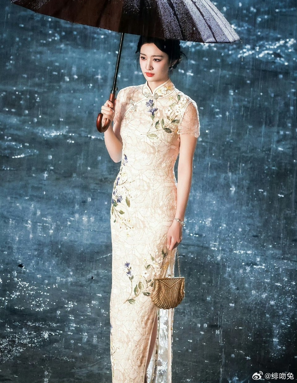 Đồng thời, trang phục trong phim của Vương Sở Nhiên gây tranh cãi vì quá hiện đại, không giống sườn xám truyền thống