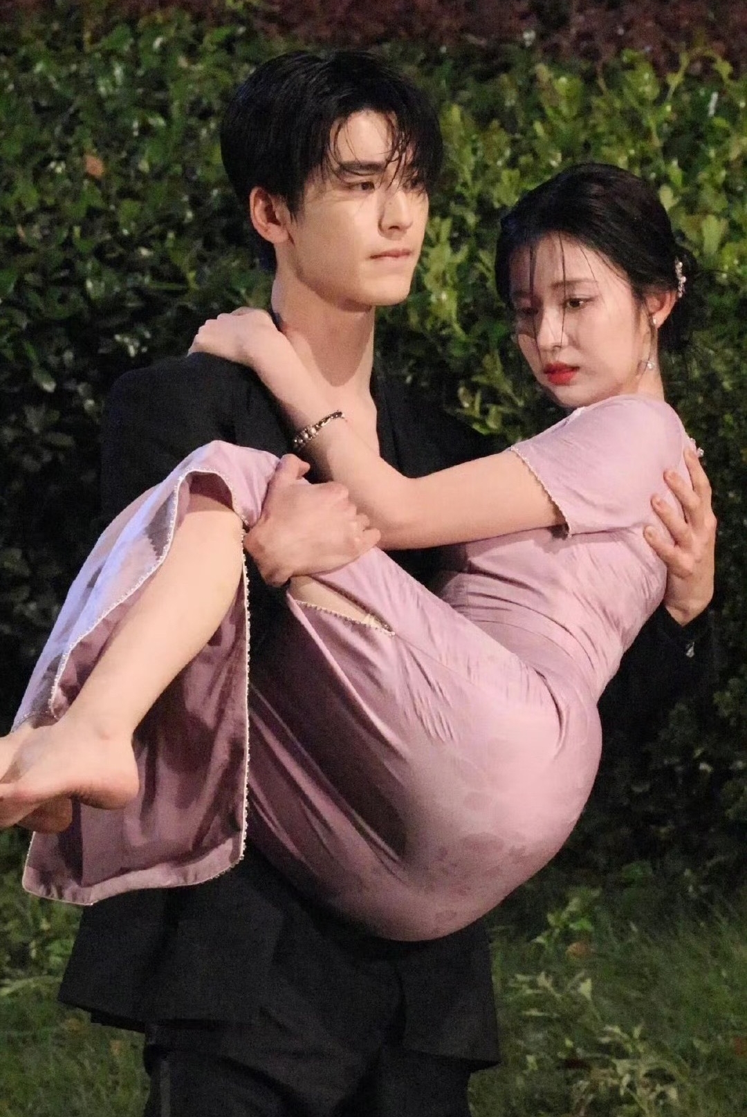 Vương Sở Nhiên được khen có vòng eo săn chắc không chút mỡ thừa