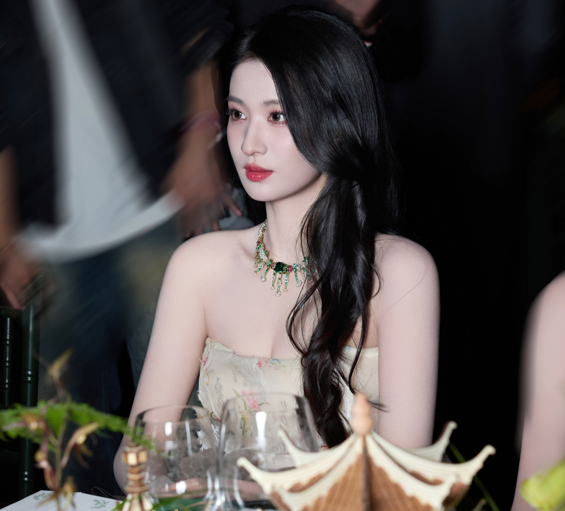 Tuy nhiên, khán giả cho rằng việc marketing khen ngợi nhan sắc nên hợp lý. Quảng cáo tràn lan khiến công chúng phản cảm