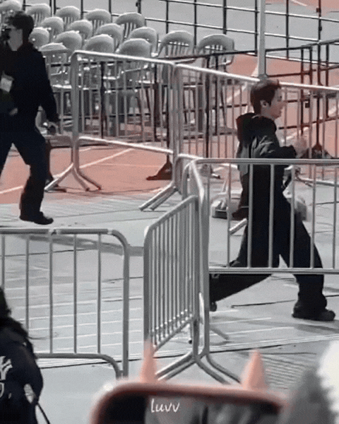 Mỹ nam đẹp nhất thế giới nhảy rào khiến dân tình hốt hoảng, staff dí theo sau cản không kịp