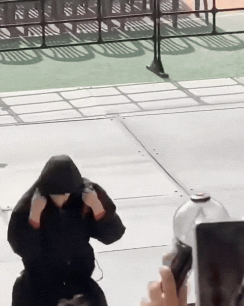 V nhiệt tình giao lưu cùng fan