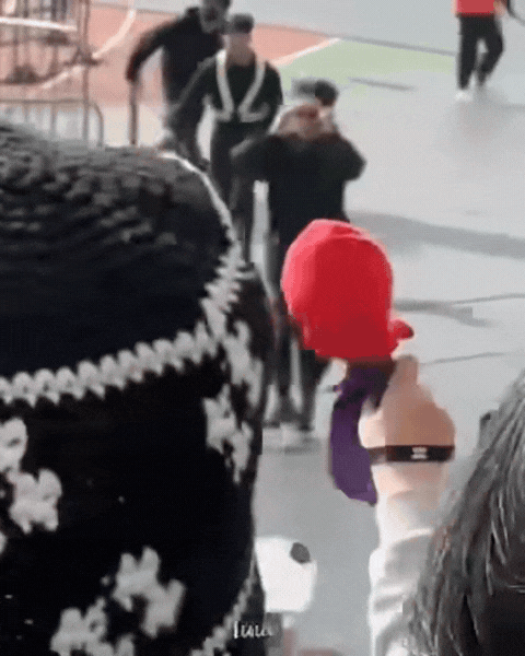 V nhảy rào ra giao lưu với fan khiến staff đuổi theo không kịp