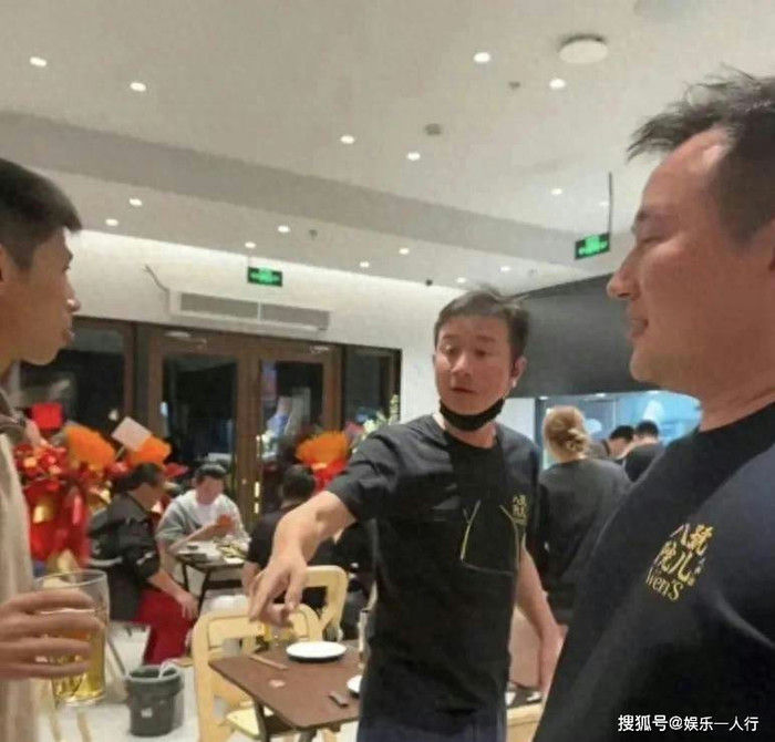 Văn Chương mở nhà hàng và làm việc chăm chỉ. Ảnh: Weibo