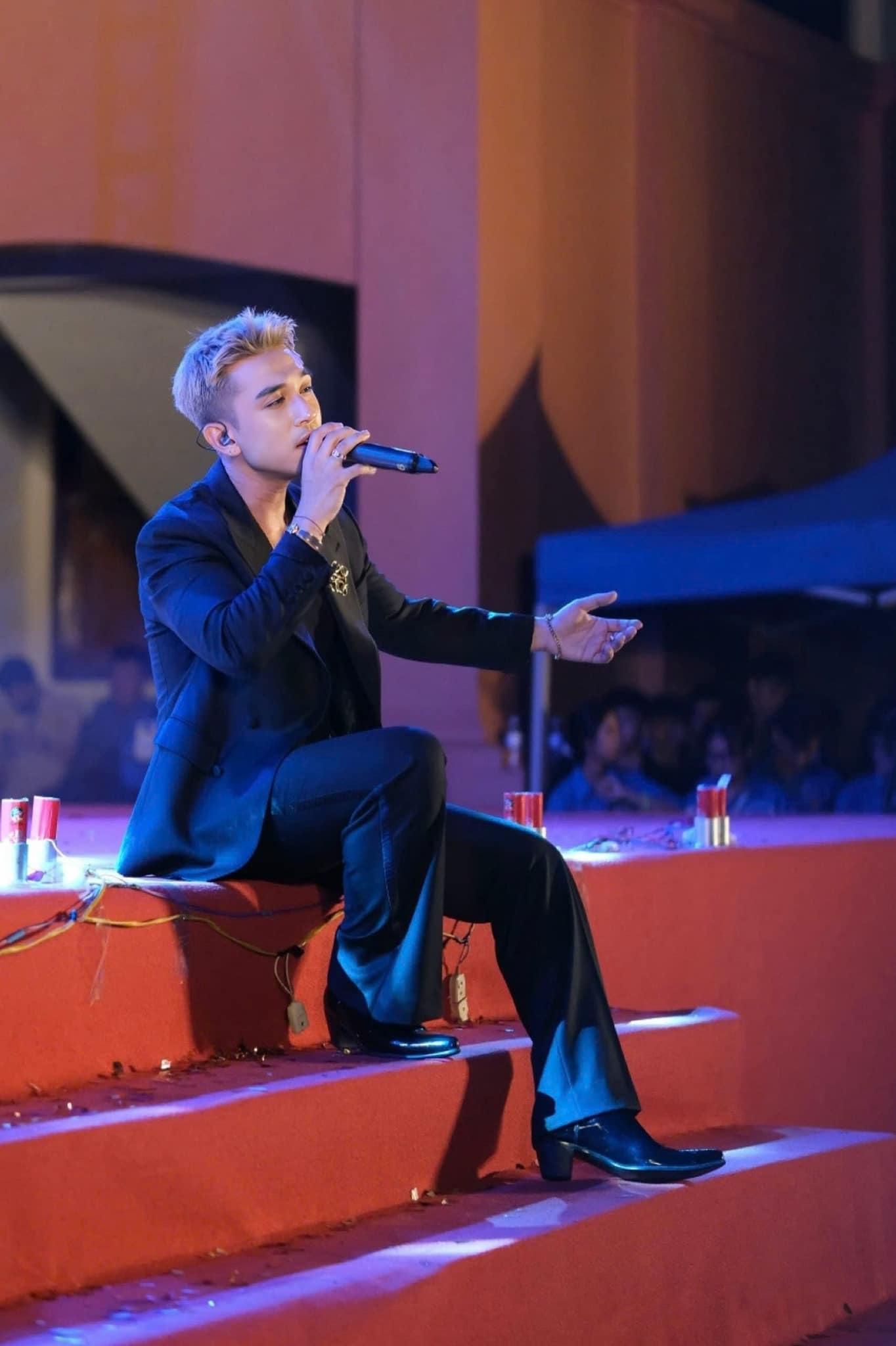 Dương Edward còn tích cực xuất hiện trên các chương trình như The Masked Singer Vietnam và Our Song Vietnam, qua đó mở rộng độ nhận diện và tiếp cận gần hơn với khán giả đại chúng (Ảnh: FBNV)