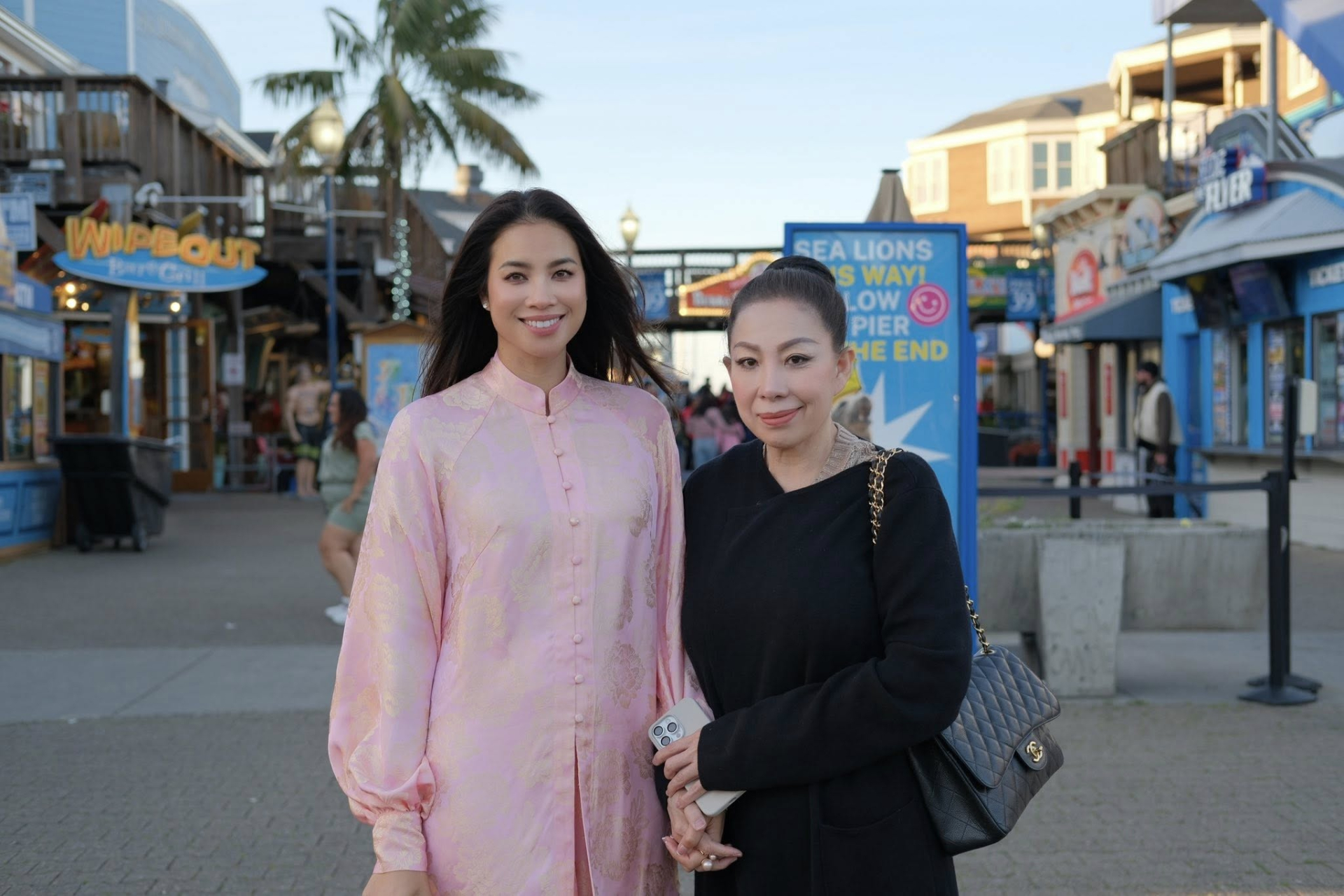   Hoa hậu Phạm Hương hội ngộ với NTK Linh San tại Mỹ. Ảnh: IGNV  