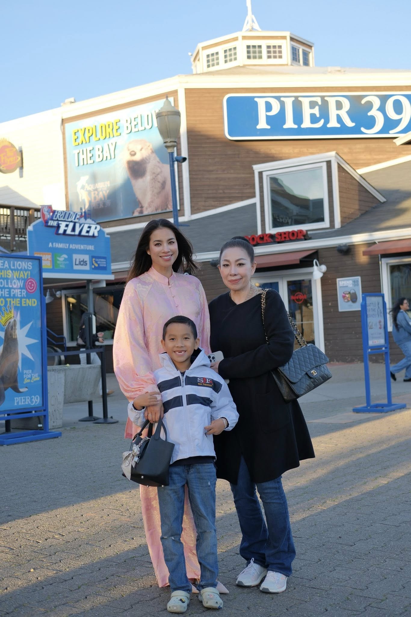   NTK Linh San cho biết vợ chồng của người đẹp sinh năm 1991 đang hạnh phúc, các con ngoan ngoãn. Ảnh: IGNV  