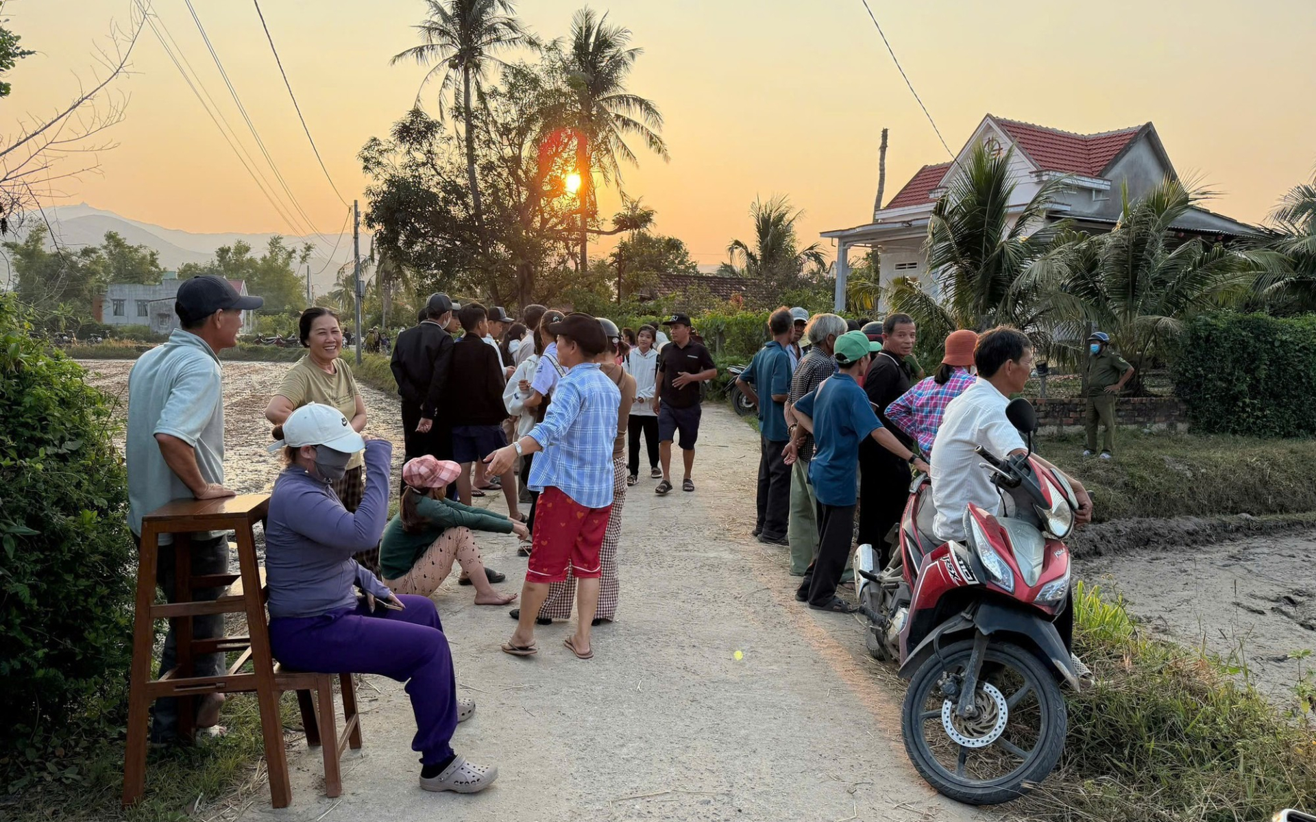 Nhiều người dân tập trung bên ngoài hiện trường theo dõi vụ việc