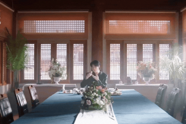 Anh sống cuộc sống vương giả, được người hầu kẻ hạ