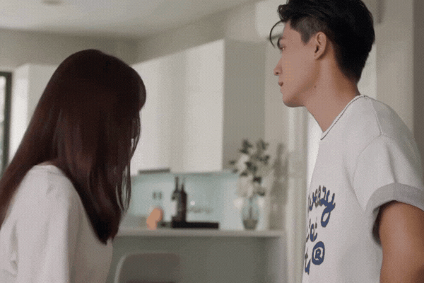 Cả đời xem phim Việt chưa thấy cảnh ôm nào peak cỡ này: Không có trong kịch bản, nam chính đang yêu thật chắc luôn