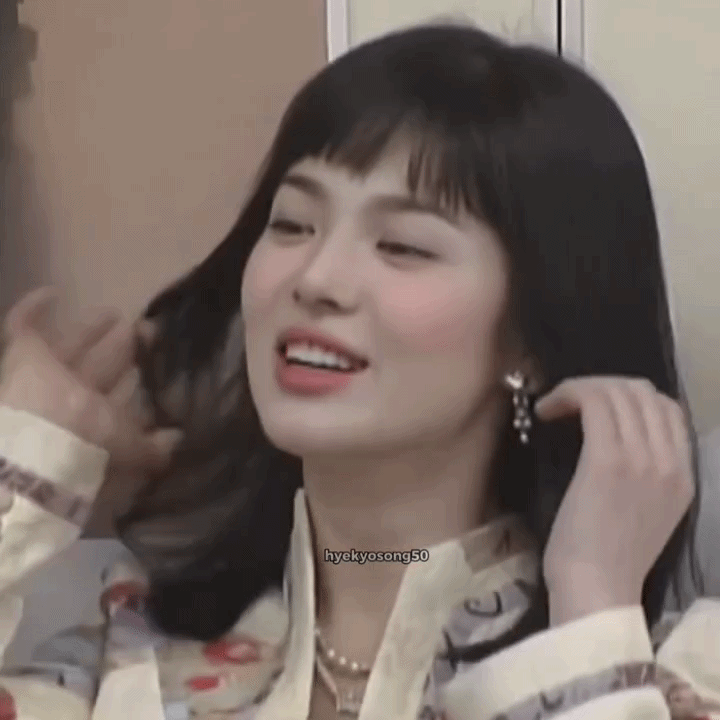 Cô cân được kiểu tóc mái ngắn kén mặt. Ảnh: Facebook