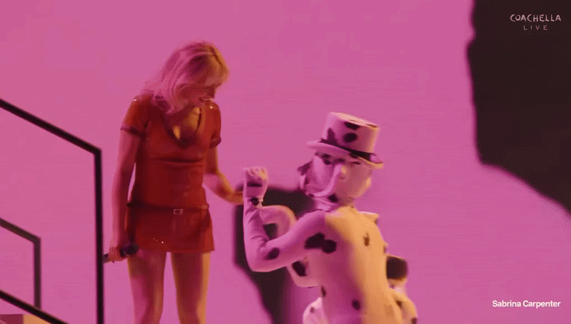 Sabrina ném xương cho dàn dancer nam trong bộ trang phục chú chó trong tiết mục Manchild 