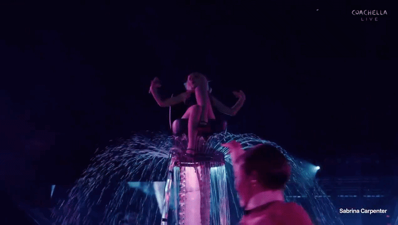 Nữ ca sĩ cao 1m50 có 51 triệu fan càn quét Coachella: Hát live 20 bài, dựng 10 sân khấu, ném xương cho dancer “hoá thú”