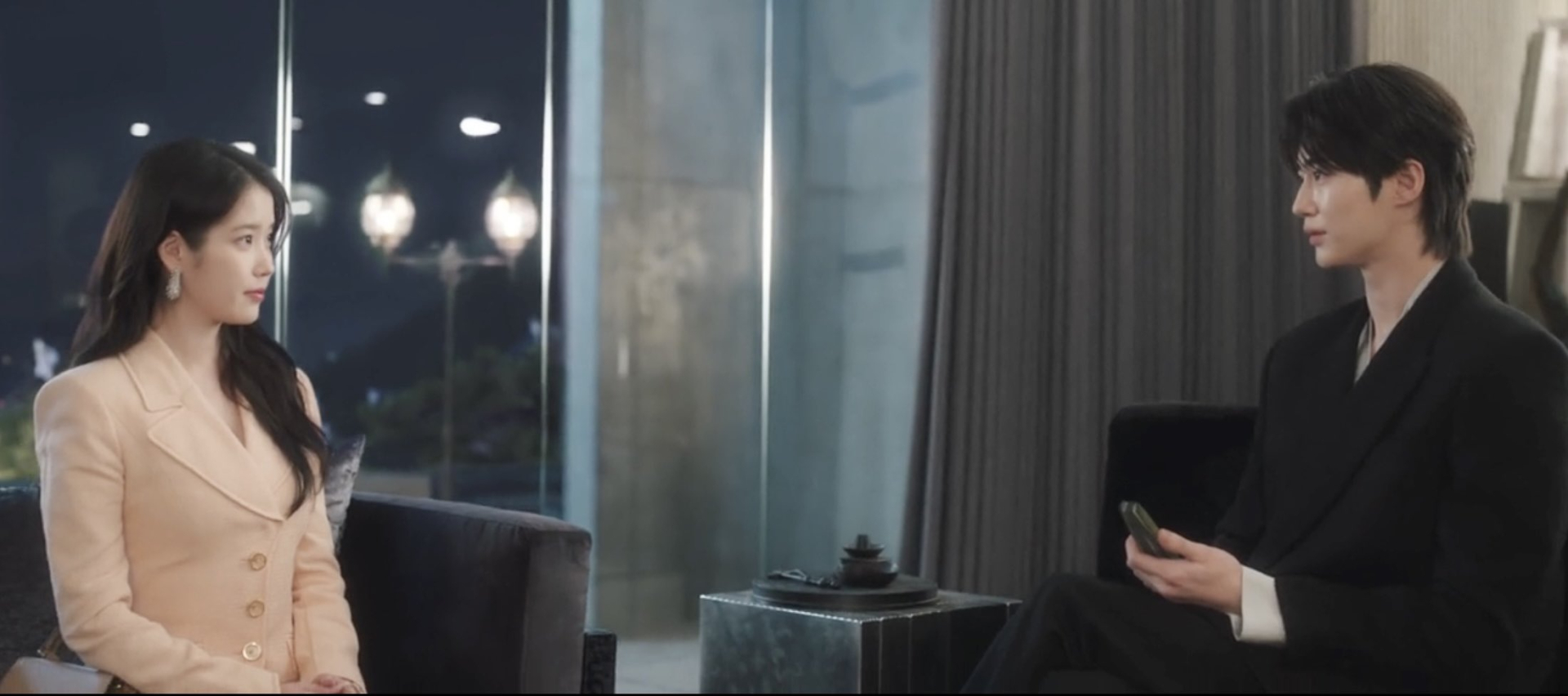 Cả thế giới đang đổ xô xem phim Hàn hot điên đảo: Nam chính khoe thân quá cháy, xa hoa lộng lẫy ngập mùi tiền