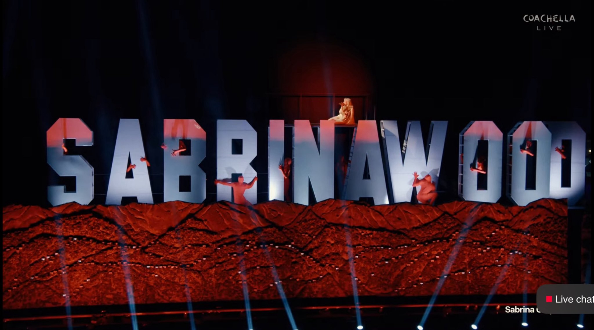 Hollywood của riêng Sabrina trong không gian hoàng kim, cổ điển