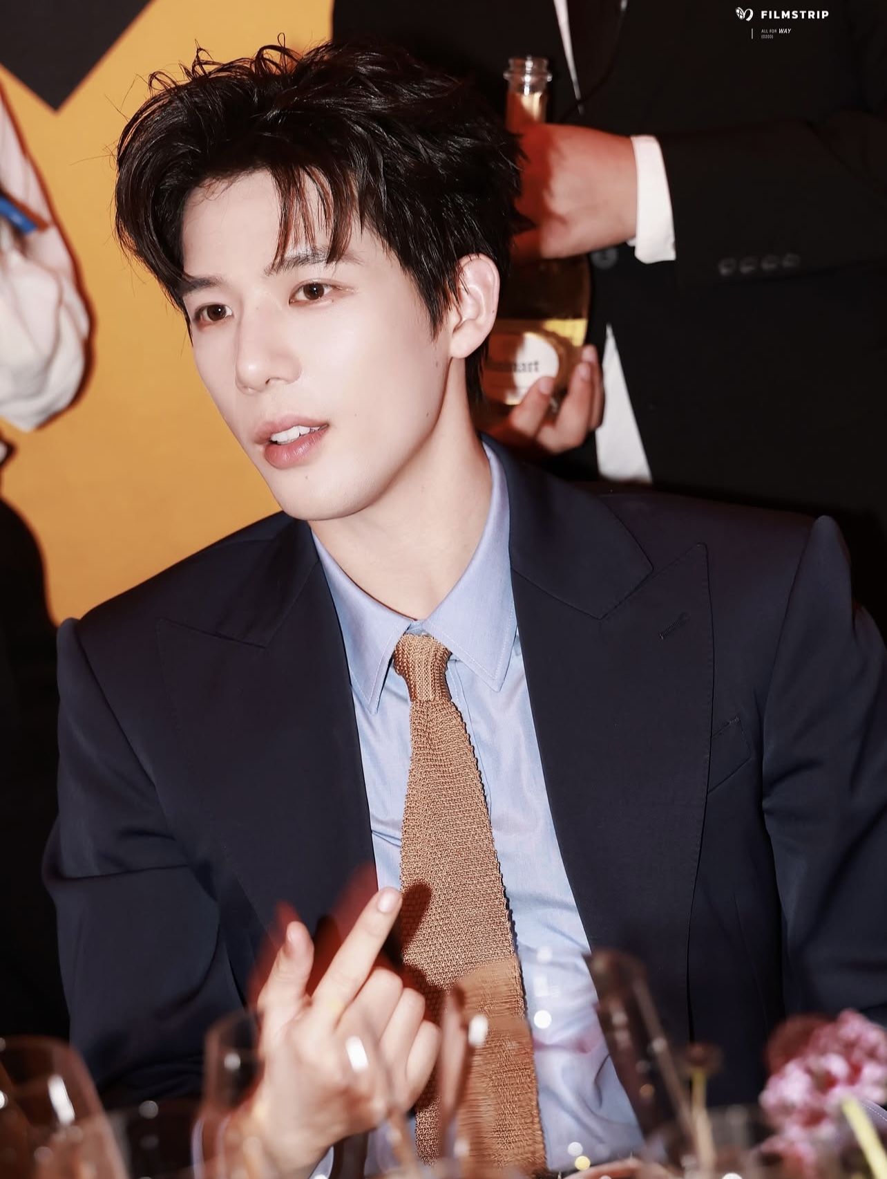 Tạo hình nam tính, lịch lãm của Vương An Vũ. (Ảnh: Instagram)