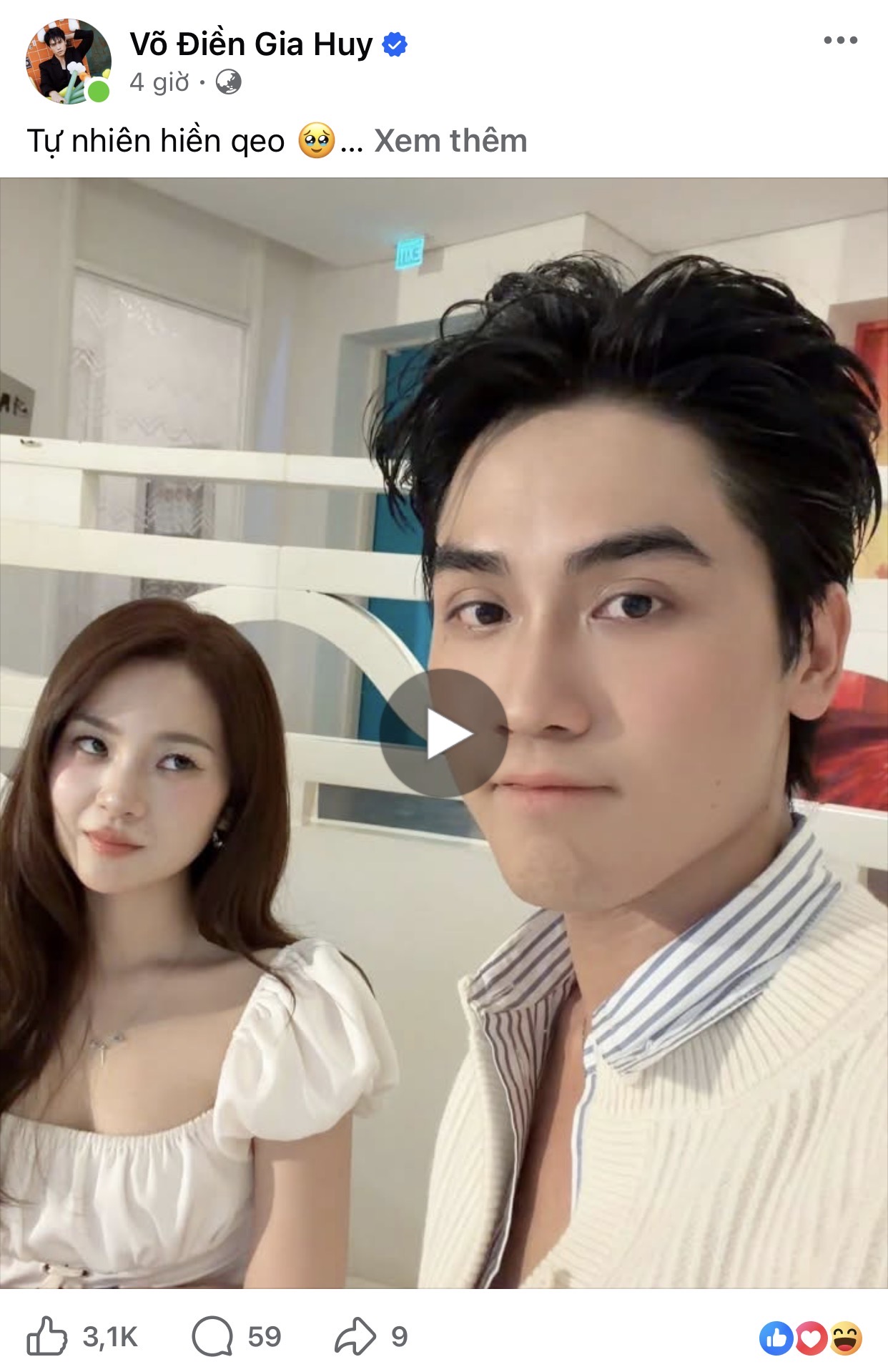 Từ công việc đến khoảnh khắc đời thường đều được nam diễn viên chia sẻ trên mạng xã hội