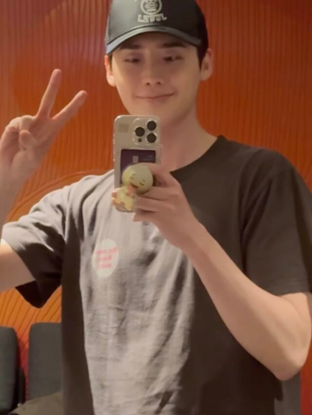 Lee Jong Suk gây chú ý khi để lộ phụ kiện griptok có hình chú chim màu vàng dán phía sau điện thoại. Ảnh: Koreaboo