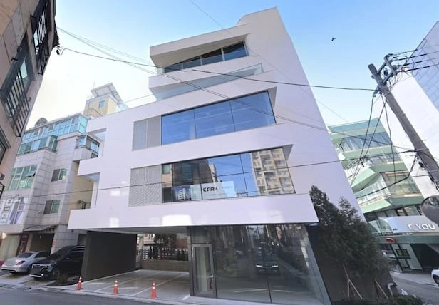 Truyền thông cũng vừa hé lộ về khối bất động sản được cho là nhà tân hôn của cặp đôi vàng Lee Jong Suk - IU. Ảnh: Nate