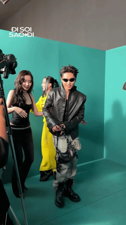 Cả hai tình tứ nắm tay nhau ở một sự kiện vào đầu tháng 4 vừa qua. Ảnh: Đi soi sao đi