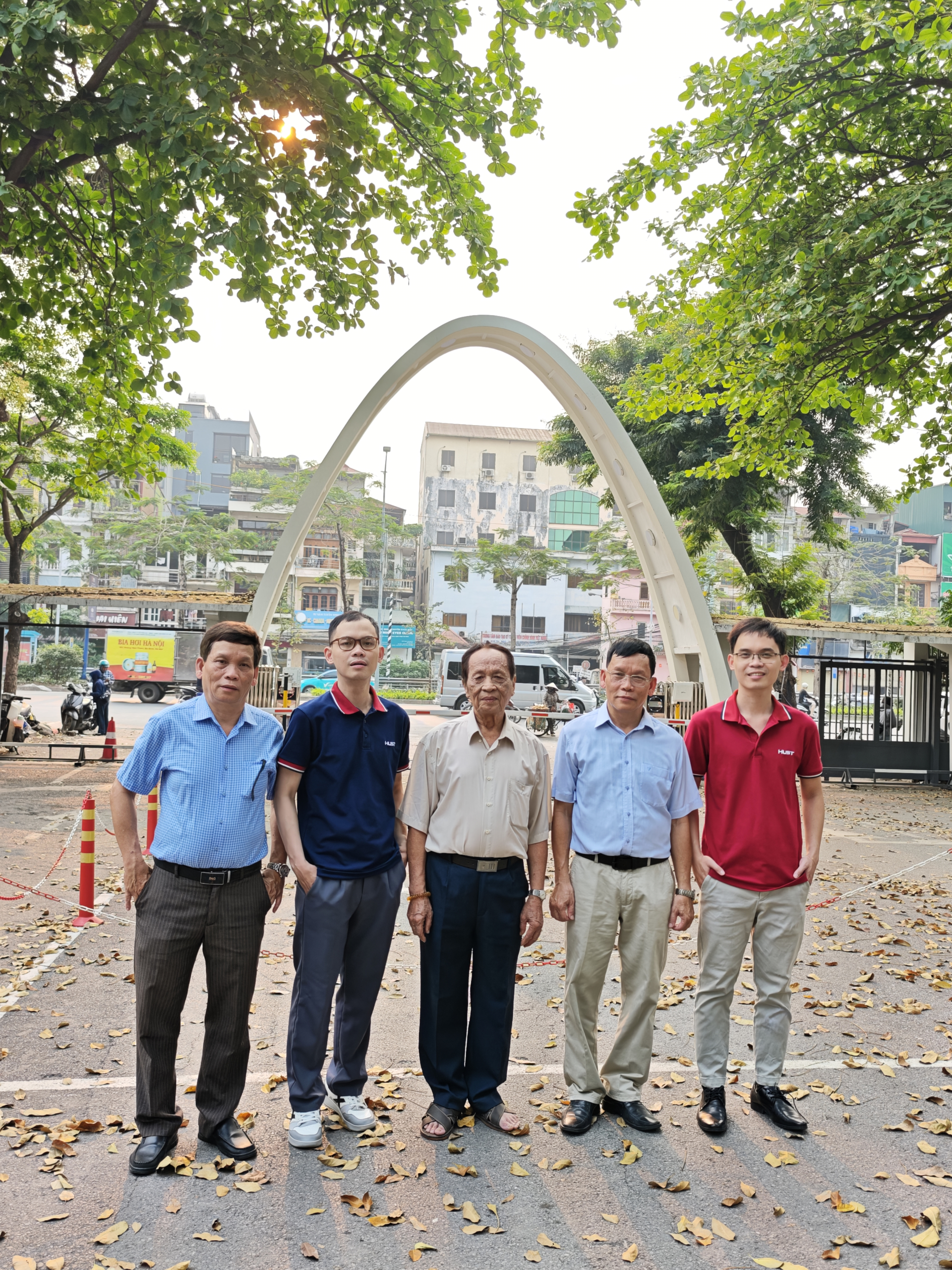 “Có lẽ với gia đình mình, mọi nẻo đường đều dẫn đến chiếc cổng parabol”, anh Việt chia sẻ