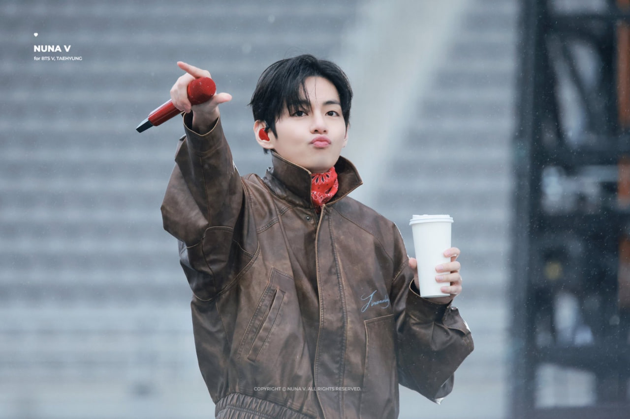 Nhiều fan trêu đùa rằng V không còn bị gò bó bởi các quy tắc nào khi đã hoạt động hơn 10 năm (Ảnh:X)