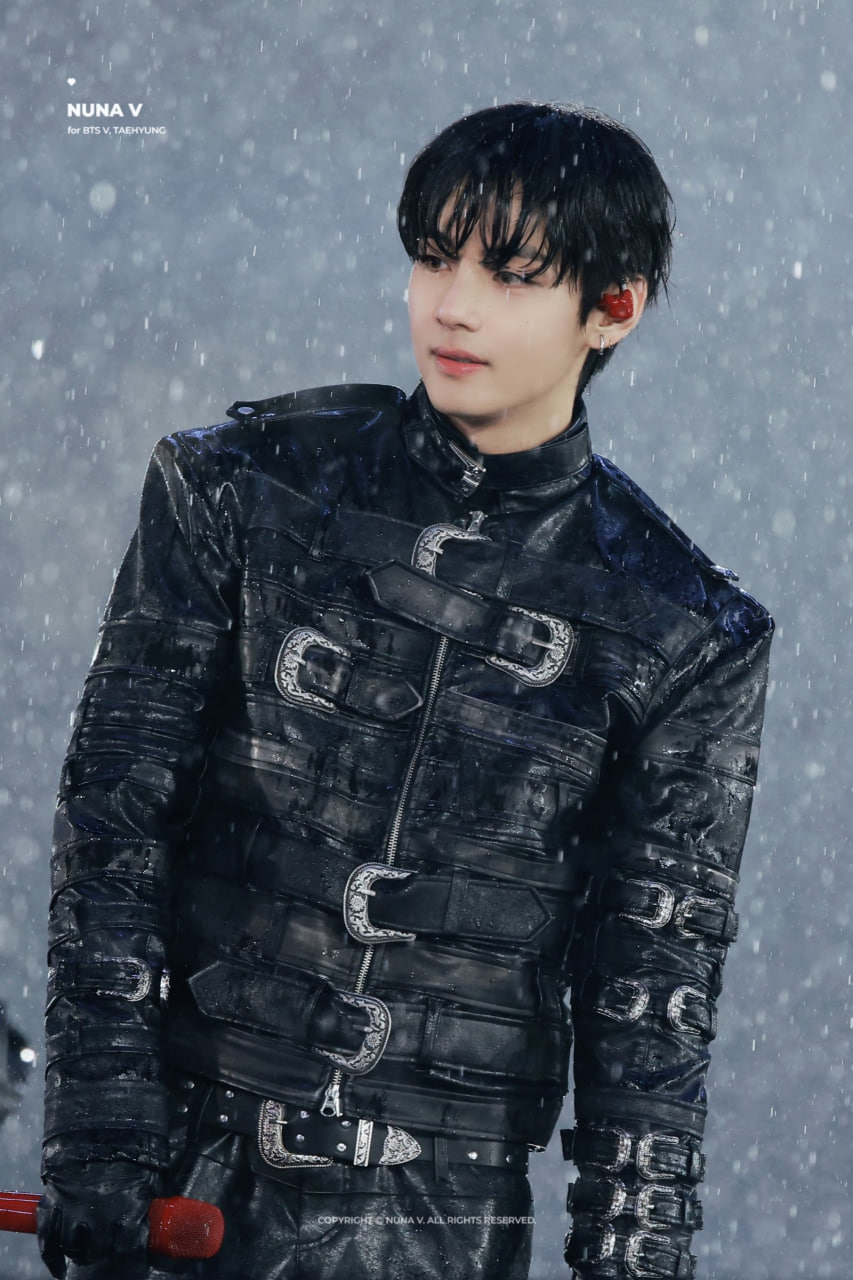 V được tạp chí Nubia (Anh) bình chọn là 