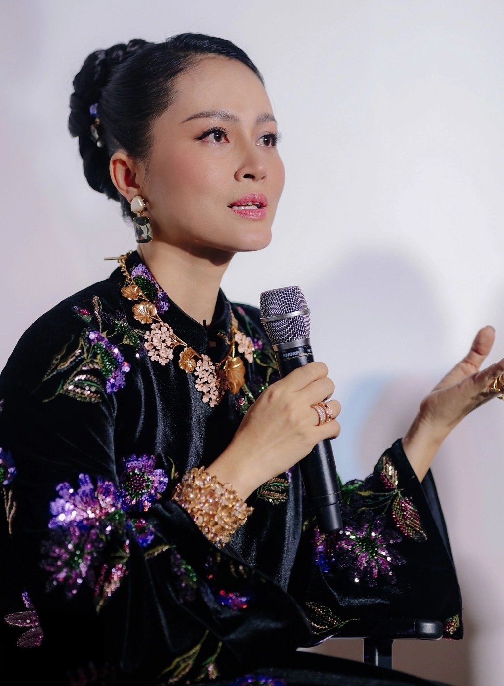 Việt Nam có 1 mỹ nhân đẹp như Hoàng hậu bước ra từ lịch sử, cứ xuất hiện là thế gian chỉ còn lại nhan sắc