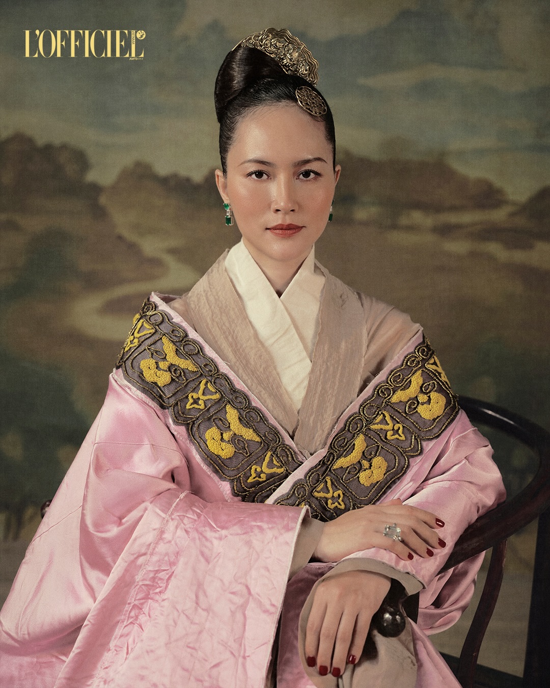 Đỗ Thị Hải Yến khiến khán giả choáng ngợp với tạo hình hoàng hậu cao sang quyền quý