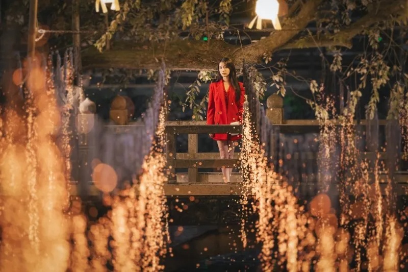 Cả thế giới đang đổ xô xem phim Hàn hot điên đảo: Nam chính khoe thân quá cháy, xa hoa lộng lẫy ngập mùi tiền