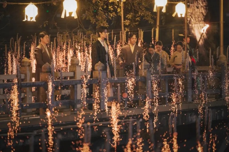 Cả thế giới đang đổ xô xem phim Hàn hot điên đảo: Nam chính khoe thân quá cháy, xa hoa lộng lẫy ngập mùi tiền