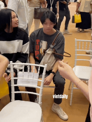 Subeo còn thể hiện sự ân cần, nhẹ nhàng khi lần đầu đưa cô gái này xuất hiện nơi đông người (@vietdaily)