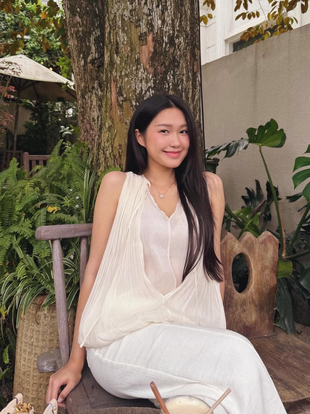 “Lên đồ” cùng gam trắng, Hải My ghi điểm khi chọn diện set đồ vừa nhẹ nhàng vừa sang. Chiếc áo không tay cổ V, dáng phồng bay bổng tạo cảm giác mềm mại được cô mix cùng quần suông trắng ton-sur-ton. Tổng thể nhìn đơn giản nhưng vẫn toát lên nét yêu kiều, thanh lịch rất cuốn hút