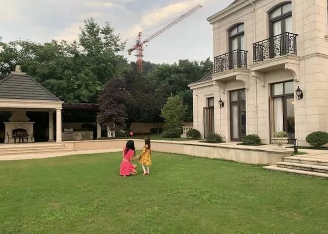 Bên ngoài căn biệt thự.