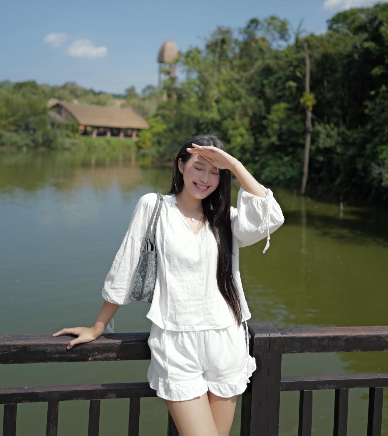 Trong một set đồ trắng tinh khôi khác, Hải My khéo léo chọn áo cổ V với phần tay phồng nhẹ, vừa tôn dáng vừa tạo cảm giác mềm mại. Cô kết hợp cùng quần short điểm xuyết chi tiết bèo nhún ở gấu, đủ để tăng độ điệu mà không hề bị “bánh bèo” quá đà. Tổng thể outfit mang lại cảm giác trẻ trung, nữ tính, rất hợp cho những buổi dạo phố hay vi vu du lịch