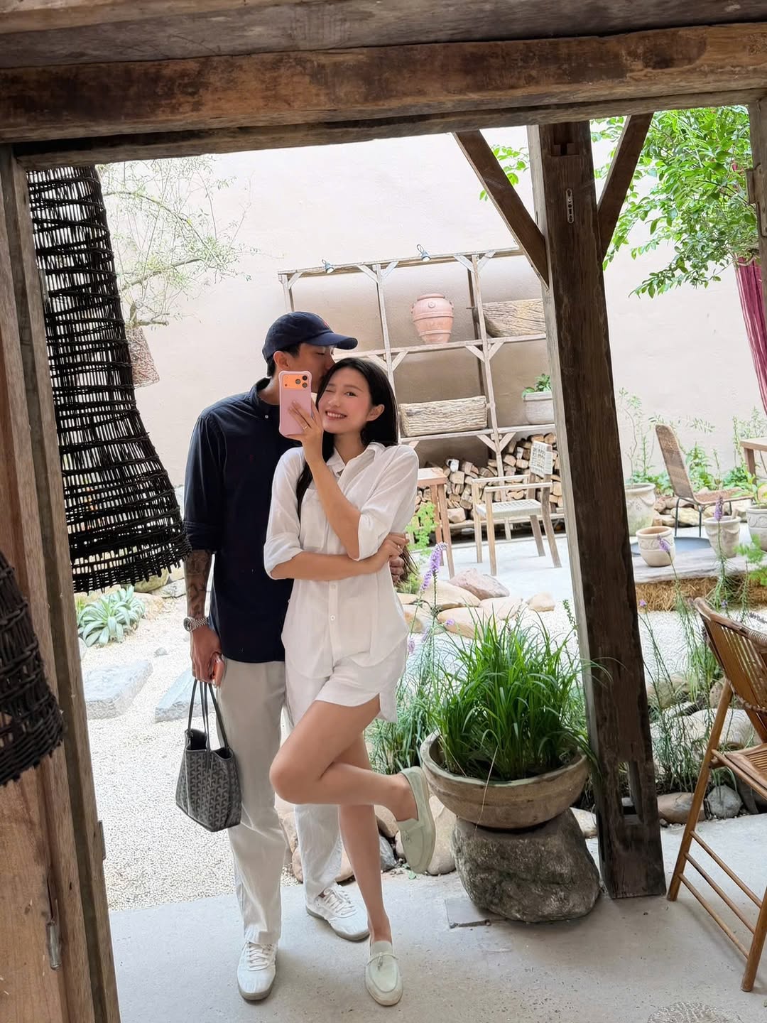 Mới đây khi dạo phố cùng ông xã Đoàn Văn Hậu, Doãn Hải My diện combo