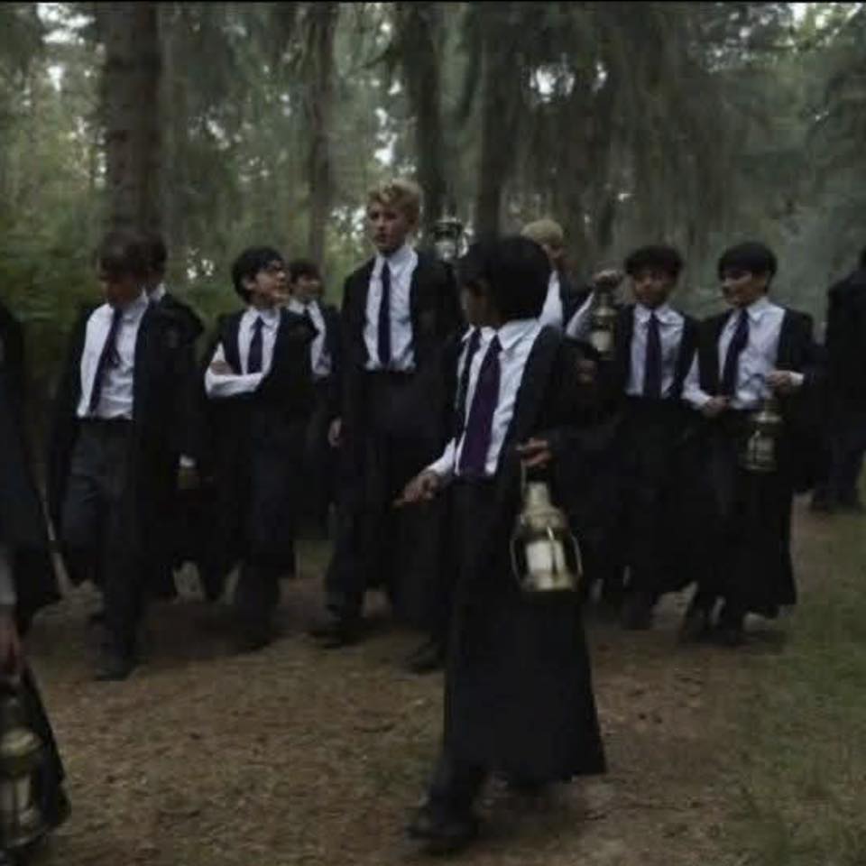 Thân hình của Lox qua một hình ảnh chụp cam thường cũng to cao vượt trội so với các bạn