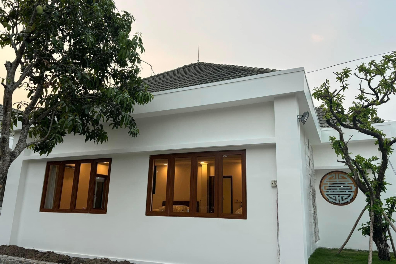 Cô xây nhà trệt theo phong cách Nhật Bản, có vườn thiền và khu vườn trồng cây rộng rãi