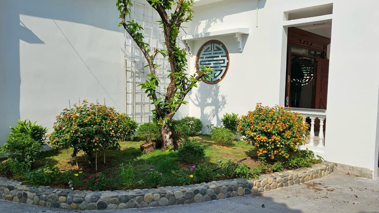  Cây xanh và hoa trái phủ kín nhà