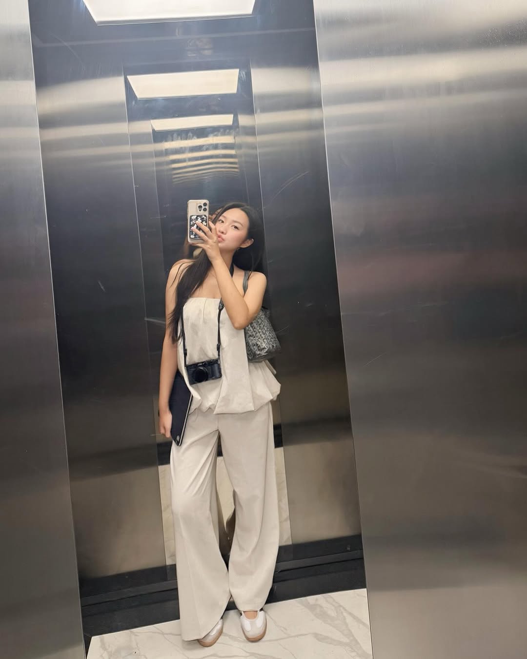 Hải My gợi ý một set đồ “full trắng” vừa tối giản vừa sành điệu với áo cúp ngực mix cùng quần suông. Combo tôn dáng cực khéo, giúp tổng thể trông cao ráo và gọn gàng, đồng thời khoe trọn bờ vai và xương quai xanh một cách tinh tế. Diện outfit này đi chơi hay dạo phố đều hợp, đơn giản mà vẫn đủ nổi bật và cuốn hút