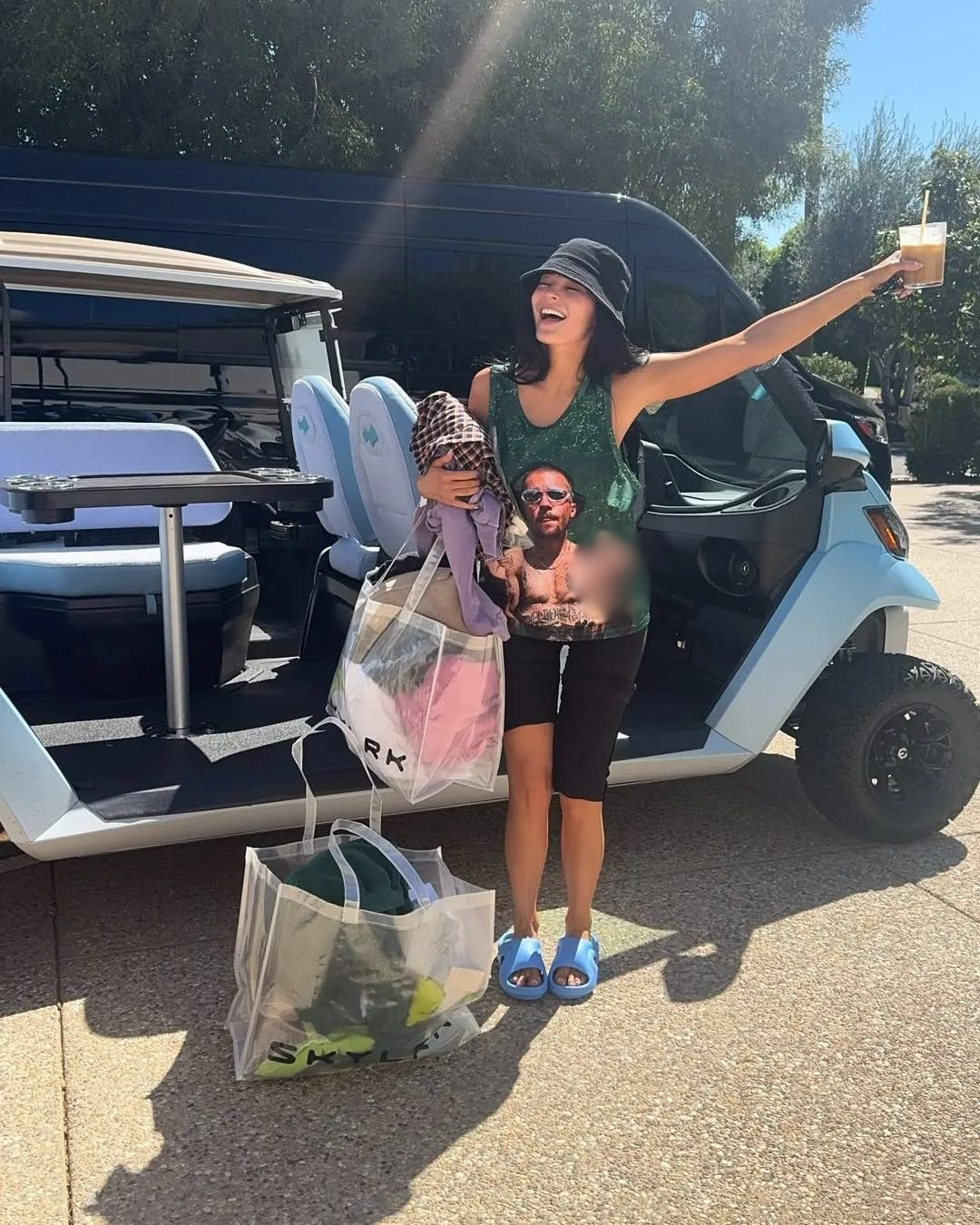 Kylie Jenner diện áo ủng hộ Justin Bieber.