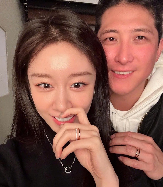 Người quen của Jiyeon ẩn ý xác nhận việc cầu thủ bóng chày Hwang Jae Gyun phản bội vợ trong lúc hôn nhân trục trặc. Hành vi vụng trộm của chồng khiến Jiyeon đau khổ. Ảnh: Nate.