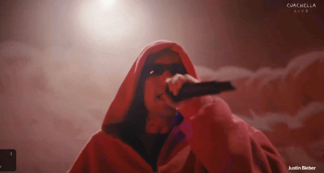 Hệ thống ánh sáng được tiết chế, tập trung vào biểu cảm gương mặt