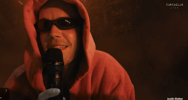 Justin Bieber đề cao tính kết nối, cho người hâm mộ order nhạc trong phần chat livestream của Coachella, dừng lại nhiều lần để trò chuyện